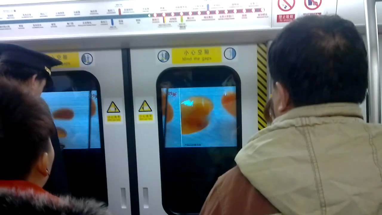 Офлайн реклама в Китае - интерактивная реклама в перегоне вагонов поезда метро (пример №2)